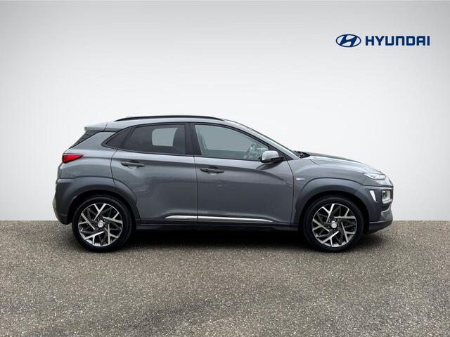 Hyundai Kona 1.6 GDI HEV Premium | Trekhaak | Head Up-Display | Leder | Stoelverwarming + -Ventilatie | LED Koplampen | Premium Audio | Rijklaarprijs!