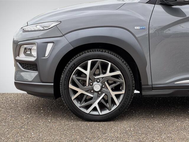 Hyundai Kona 1.6 GDI HEV Premium | Trekhaak | Head Up-Display | Leder | Stoelverwarming + -Ventilatie | LED Koplampen | Premium Audio | Rijklaarprijs!