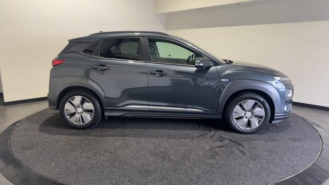 Hyundai Kona EV Premium 64 kWh | Warmtepomp | Verwarmde en geventileerde stoelen