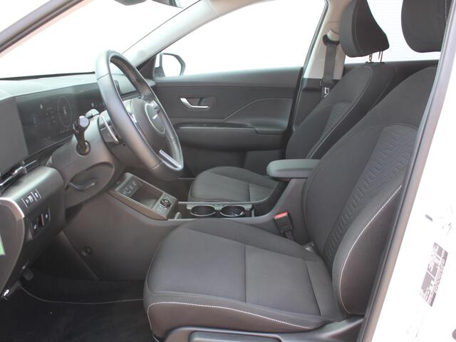 Hyundai Kona Electric Comfort Smart 65.4 kWh / Warmtepomp / Navigatie + Apple Carplay/Android Auto / Cruise Control Adaptief / Head-Up Display / Stoelverwarming /