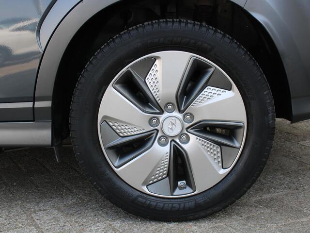Hyundai Kona EV Premium 64 kWh | 482 KM ACTIERADIUS | ALL SEASON BANDEN |