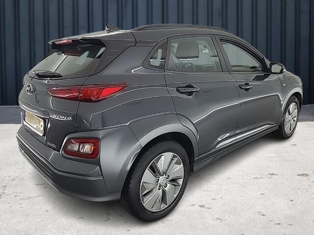 Hyundai Kona EV Comfort 64 kWh (204 PK) 1e-Eig. & Dealer-Onderh. BOVAG-Garantie. NL-Auto. Warmtepomp, Navigatie/Apple-Carplay/Android-Auto, Adaptive-Cruisecontrol, Keyless-Entry/Start, Parkeersensoren, Achteruitrijcamera, DAB, Lm-Velgen-17Inch, Privacy-Glas