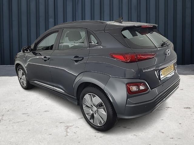 Hyundai Kona EV Comfort 64 kWh (204 PK) 1e-Eig. & Dealer-Onderh. BOVAG-Garantie. NL-Auto. Warmtepomp, Navigatie/Apple-Carplay/Android-Auto, Adaptive-Cruisecontrol, Keyless-Entry/Start, Parkeersensoren, Achteruitrijcamera, DAB, Lm-Velgen-17Inch, Privacy-Glas