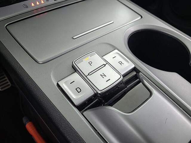 Hyundai Kona EV Comfort 64 kWh (204 PK) 1e-Eig. & Dealer-Onderh. BOVAG-Garantie. NL-Auto. Warmtepomp, Navigatie/Apple-Carplay/Android-Auto, Adaptive-Cruisecontrol, Keyless-Entry/Start, Parkeersensoren, Achteruitrijcamera, DAB, Lm-Velgen-17Inch, Privacy-Glas