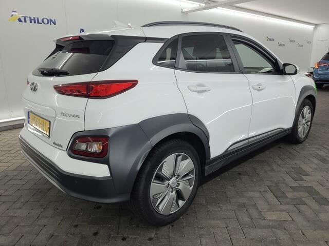 Hyundai Kona EV Fashion 64 kWh (204 PK) 1e-Eig,. & Dealer-Onderh. BOVAG-Garantie. NL-Auto. 3-Fase, Warmtepomp, Navigatie/Apple-Carplay/Android-Auto, Adaptive-Cruisecontrol, Keyless-Entry/Start, Head-Up, Achteruitrijcamera, Premium-Audio, DAB, Licht-Zicht-Pakket, Lm-Ve