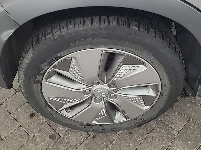 Hyundai Kona EV Fashion 64 kWh (204 PK) 1e-Eig,. & Dealer-Onderh. BOVAG-Garantie. NL-Auto. 3-Fase, Warmtepomp, Navigatie/Apple-Carplay/Android-Auto, Adaptive-Cruisecontrol, Keyless-Entry/Start, Head-Up, Achteruitrijcamera, Premium-Audio, DAB, Licht-Zicht-Pakket, Lm-Ve