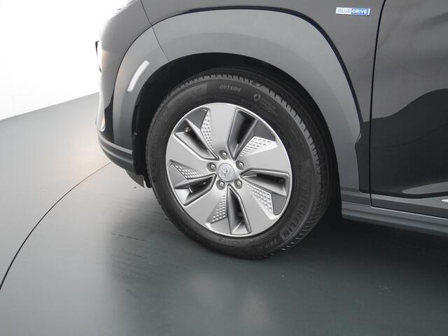 Hyundai Kona EV 64kWh AUT.204pk Grootste ACCU Adaptieve Cruise Control Camera Navi Apple Carplay Android Auto Head-Up Display Ecc DAB Keyless Pdc Regen-Lichtsensor Electric Led Blindspot Monitoring LaneAssist Subwoofer Voorruit verwarmbaar Bluetooth Privacy Glas Lmv 1