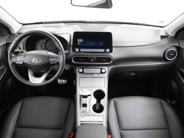 Hyundai Kona EV 64kWh 204pk 3 Fase Leder Apple Carplay Android Auto Head-Up display Navi Camera Standkachel Adaptive Cruise/Stop&Go Zelfsturend Multimedia Led Keyless Dab+ Premium Automaat Pdc Elektr.Stoelen+Verwarmd+Ventilatie-koeling