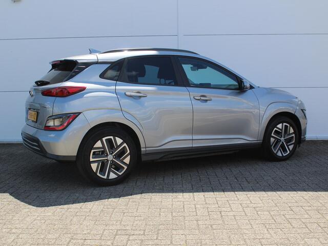 Hyundai Kona EV Comfort 64 kWh / Trekhaak Afneembaar / Navigatie + Apple Carplay/Android Auto / Warmtepomp / Climate Control / Achteruitrijcamera /