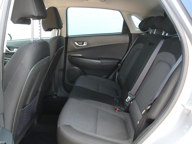 Hyundai Kona EV Comfort 64 kWh / Trekhaak Afneembaar / Navigatie + Apple Carplay/Android Auto / Warmtepomp / Climate Control / Achteruitrijcamera /