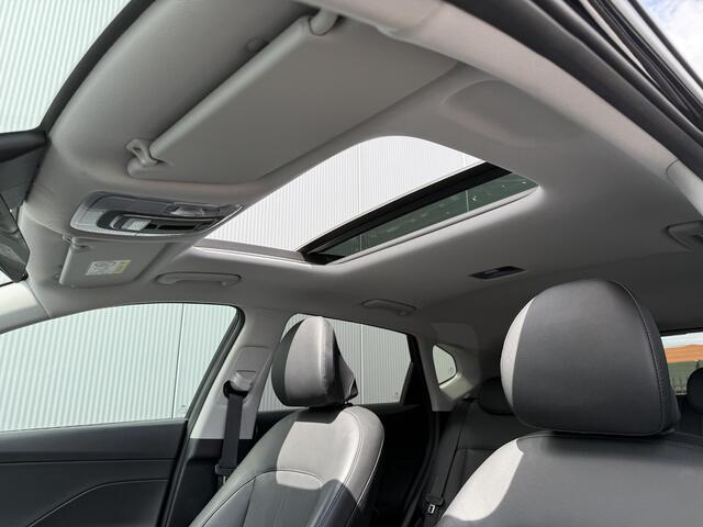 Hyundai Kona 1.6 GDI HEV Premium Sky Automaat / Schuif- & Kanteldak / Zwart Leder / Stoelverkoeling / Stoel- & Stuurverwarming / Fabrieksgarantie 05-01-29 / Navigatie / 360 Camera /