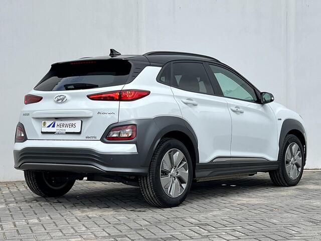 Hyundai Kona EV Comfort Smart 39 kWh Automaat / Warmtepomp / WLTP 305 KM / Bluelink Navigatie / Apple Carplay Android /