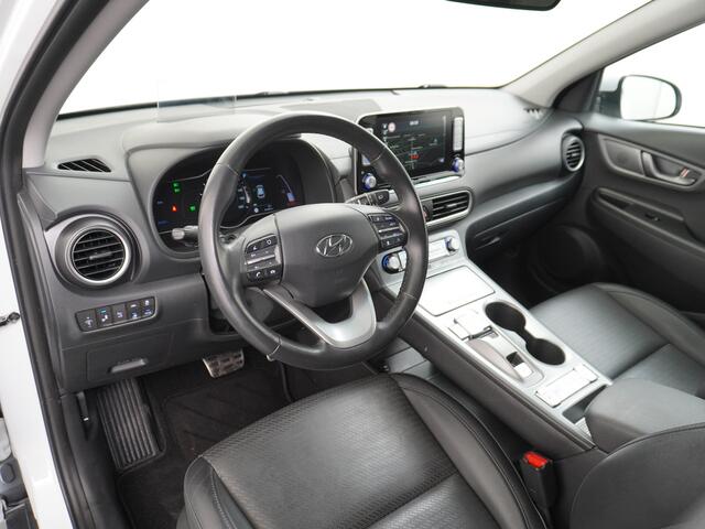 Hyundai Kona EV 64kWh 204pk Premium Leer Head-Up Display Apple Carplay Android Navi Camera Elektr.Stoelen+Verwarmd Adaptive Cruise/Stop&Go Zelfsturend Multimedia Led Keyless DAB+ Keyless Pdc Subwoofer Bluetooth Dodehoek detector Privacy Glas Rijstrooksensor