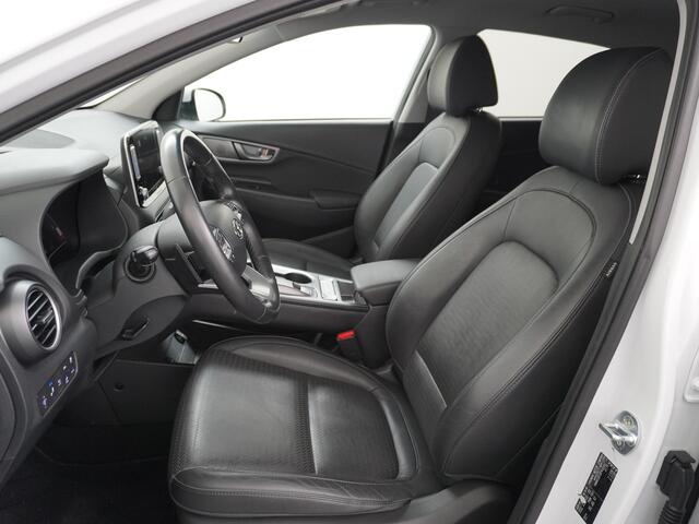 Hyundai Kona EV 64kWh 204pk Premium Leer Head-Up Display Apple Carplay Android Navi Camera Elektr.Stoelen+Verwarmd Adaptive Cruise/Stop&Go Zelfsturend Multimedia Led Keyless DAB+ Keyless Pdc Subwoofer Bluetooth Dodehoek detector Privacy Glas Rijstrooksensor