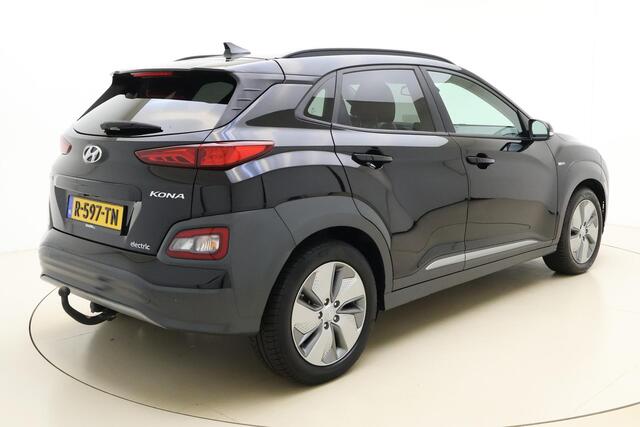 Hyundai Kona EV Premium Sky 64 kWh | Navigatie | Trekhaak | Climate control | Stoel & Stuurverwarming | Extra getint glas | Half leder | Keyless | Cruise control