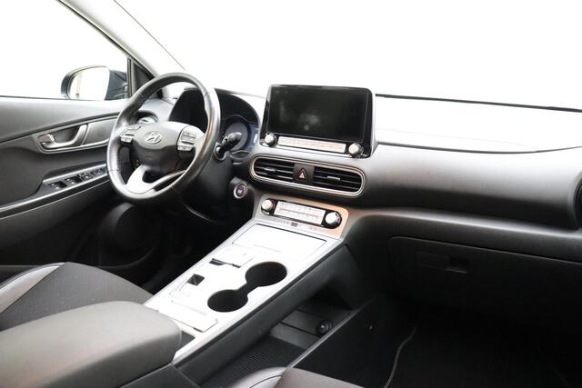 Hyundai Kona EV Premium Sky 64 kWh | Navigatie | Trekhaak | Climate control | Stoel & Stuurverwarming | Extra getint glas | Half leder | Keyless | Cruise control