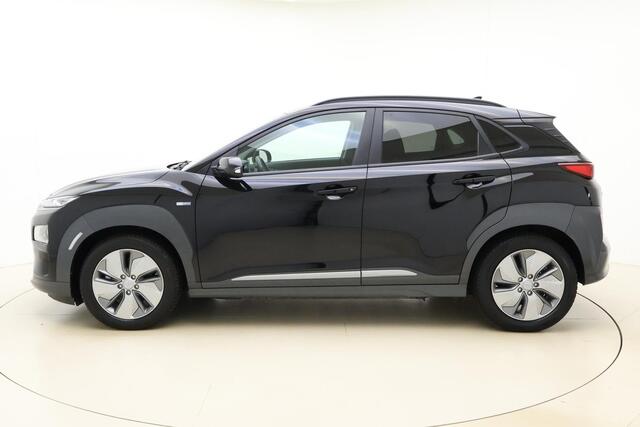 Hyundai Kona EV Premium Sky 64 kWh | Navigatie | Trekhaak | Climate control | Stoel & Stuurverwarming | Extra getint glas | Half leder | Keyless | Cruise control