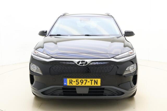 Hyundai Kona EV Premium Sky 64 kWh | Navigatie | Trekhaak | Climate control | Stoel & Stuurverwarming | Extra getint glas | Half leder | Keyless | Cruise control