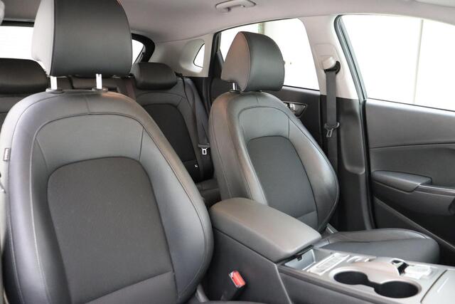 Hyundai Kona EV Premium Sky 64 kWh | Navigatie | Trekhaak | Climate control | Stoel & Stuurverwarming | Extra getint glas | Half leder | Keyless | Cruise control