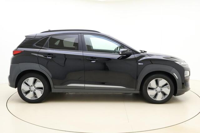 Hyundai Kona EV Premium Sky 64 kWh | Navigatie | Trekhaak | Climate control | Stoel & Stuurverwarming | Extra getint glas | Half leder | Keyless | Cruise control