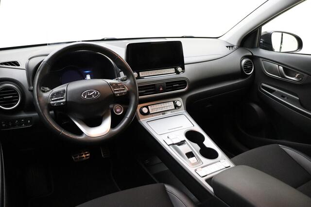 Hyundai Kona EV Premium Sky 64 kWh | Navigatie | Trekhaak | Climate control | Stoel & Stuurverwarming | Extra getint glas | Half leder | Keyless | Cruise control