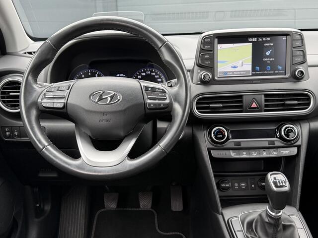 Hyundai Kona 1.0T Premium 1e Eigenaar,Navi,Camera,Trekhaak,6 Bak,120pk,Keyless,Head-up Display,Apk tot 10-2026
