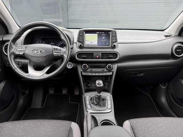 Hyundai Kona 1.0T Premium 1e Eigenaar,Navi,Camera,Trekhaak,6 Bak,120pk,Keyless,Head-up Display,Apk tot 10-2026