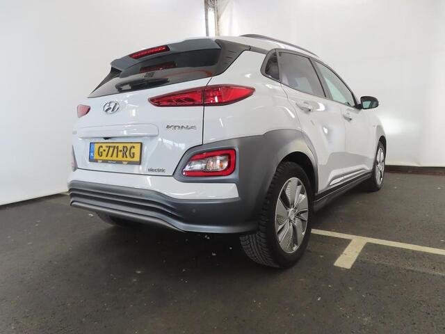 Hyundai Kona EV PREMIUM 64 KWH I SCHUIFDAK I AUTOMAAT I APPLE CARPLAY I ACHTERUITRIJCAMERA I WARMTEPOMP