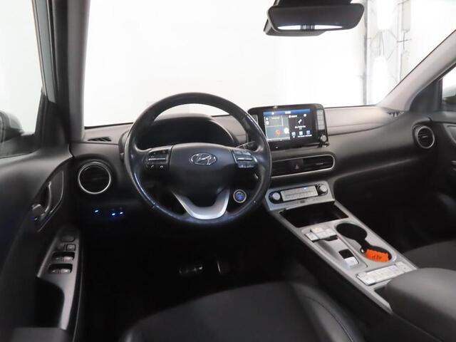Hyundai Kona EV PREMIUM 64 KWH I SCHUIFDAK I AUTOMAAT I APPLE CARPLAY I ACHTERUITRIJCAMERA I WARMTEPOMP