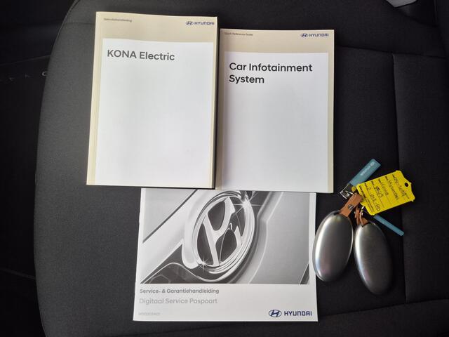 Hyundai Kona Electric Comfort Limited 65.4 kWh Automaat / Origineel NL / Apple Carplay Android Auto / Achteruitrijcamera / Adaptief CC / Climate control / Keyless Entry/Start / Navigatie / Lichtmetalen wielen 17" /