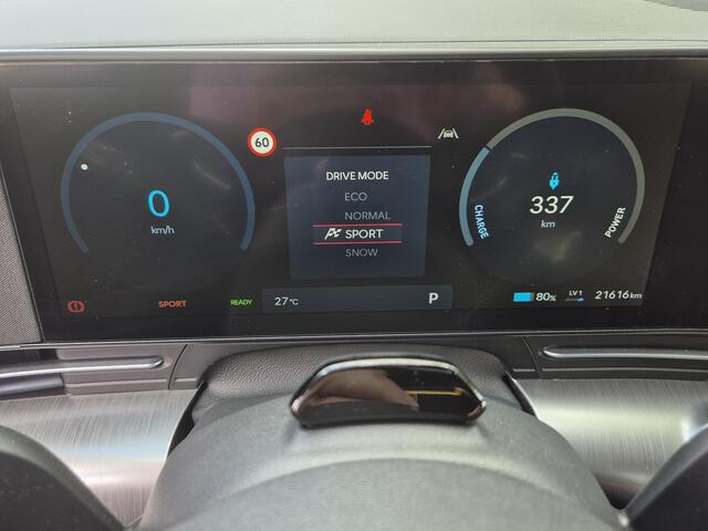 Hyundai Kona Electric Comfort Limited 65.4 kWh Automaat / Origineel NL / Apple Carplay Android Auto / Achteruitrijcamera / Adaptief CC / Climate control / Keyless Entry/Start / Navigatie / Lichtmetalen wielen 17" /