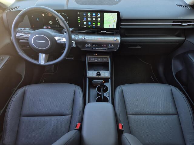 Hyundai Kona Electric Premium 65.4 kWh Automaat / HUD / Allseason banden / Bose Audio Systeem / Stuur-, Stoel en Achterbankverwarming / Adaptief CC / Stoelventilatie / Elektrische achterklep / Ronomzicht camera /