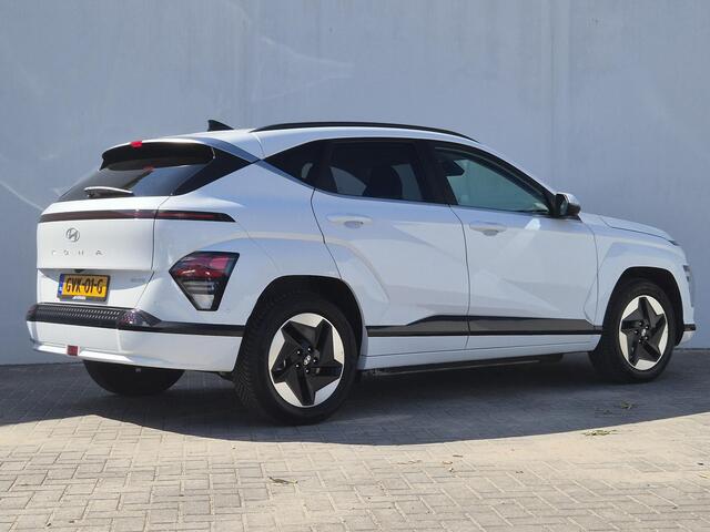 Hyundai Kona Electric Premium 65.4 kWh Automaat / HUD / Allseason banden / Bose Audio Systeem / Stuur-, Stoel en Achterbankverwarming / Adaptief CC / Stoelventilatie / Elektrische achterklep / Ronomzicht camera /