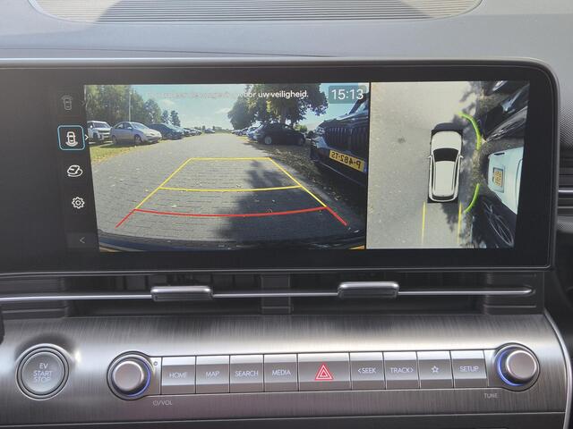 Hyundai Kona Electric Premium 65.4 kWh Automaat / HUD / Allseason banden / Bose Audio Systeem / Stuur-, Stoel en Achterbankverwarming / Adaptief CC / Stoelventilatie / Elektrische achterklep / Ronomzicht camera /