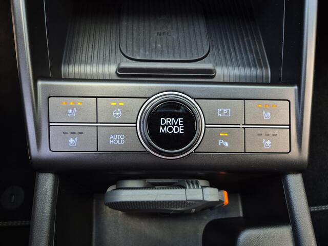 Hyundai Kona Electric Premium 65.4 kWh Automaat / HUD / Allseason banden / Bose Audio Systeem / Stuur-, Stoel en Achterbankverwarming / Adaptief CC / Stoelventilatie / Elektrische achterklep / Ronomzicht camera /
