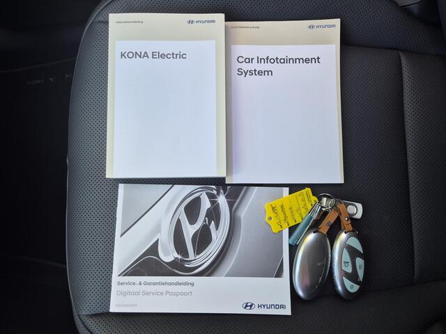 Hyundai Kona Electric Premium 65.4 kWh Automaat / HUD / Allseason banden / Bose Audio Systeem / Stuur-, Stoel en Achterbankverwarming / Adaptief CC / Stoelventilatie / Elektrische achterklep / Ronomzicht camera /