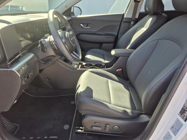 Hyundai Kona Electric Premium 65.4 kWh Automaat / HUD / Allseason banden / Bose Audio Systeem / Stuur-, Stoel en Achterbankverwarming / Adaptief CC / Stoelventilatie / Elektrische achterklep / Ronomzicht camera /