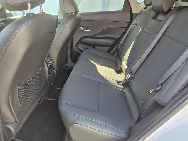 Hyundai Kona Electric Premium 65.4 kWh Automaat / HUD / Allseason banden / Bose Audio Systeem / Stuur-, Stoel en Achterbankverwarming / Adaptief CC / Stoelventilatie / Elektrische achterklep / Ronomzicht camera /