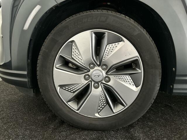 Hyundai Kona EV Premium 64 kWh | Lak in nieuwstaat! | Schuif/kanteldak | Lederen bekleding | Geventileerde en verwambare stoelen