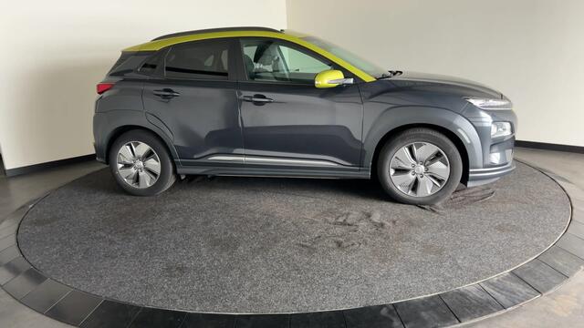 Hyundai Kona EV Premium 64 kWh | Lak in nieuwstaat! | Schuif/kanteldak | Lederen bekleding | Geventileerde en verwambare stoelen