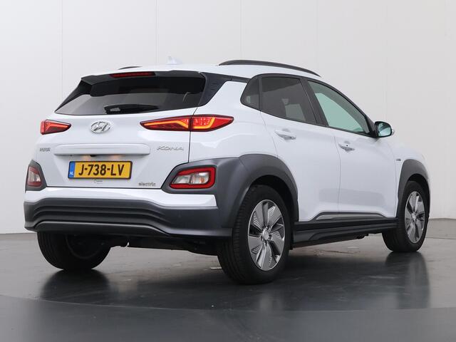Hyundai Kona EV Premium 64 kWh | Navigatie | Parkeercamera | Climate Control | Stoelkoeling&Verwarming | Cruise Control Adaptief |