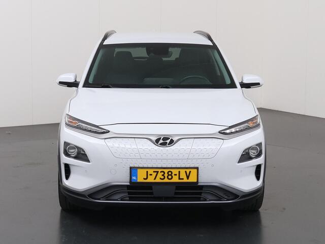 Hyundai Kona EV Premium 64 kWh | Navigatie | Parkeercamera | Climate Control | Stoelkoeling&Verwarming | Cruise Control Adaptief |