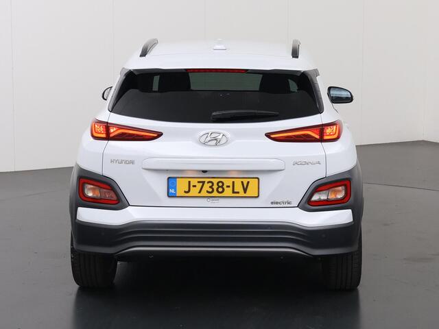 Hyundai Kona EV Premium 64 kWh | Navigatie | Parkeercamera | Climate Control | Stoelkoeling&Verwarming | Cruise Control Adaptief |