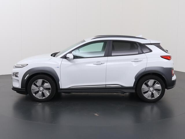 Hyundai Kona EV Premium 64 kWh | Navigatie | Parkeercamera | Climate Control | Stoelkoeling&Verwarming | Cruise Control Adaptief |