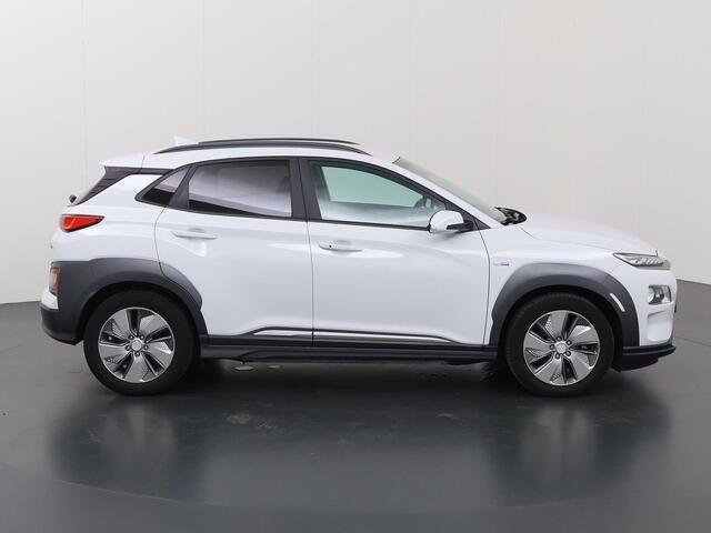 Hyundai Kona EV Premium 64 kWh | Navigatie | Parkeercamera | Climate Control | Stoelkoeling&Verwarming | Cruise Control Adaptief |