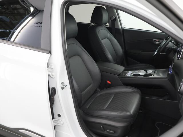Hyundai Kona EV Premium 64 kWh | Navigatie | Parkeercamera | Climate Control | Stoelkoeling&Verwarming | Cruise Control Adaptief |