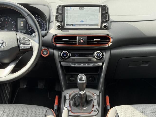 Hyundai Kona 1.0T Premium / 1e eig / Nieuwstaat / 18" / Lederen Bekleding / Stoel ventilatie en verwarming / Complete onderhouds historie bekend /