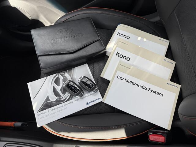Hyundai Kona 1.0T Premium / 1e eig / Nieuwstaat / 18" / Lederen Bekleding / Stoel ventilatie en verwarming / Complete onderhouds historie bekend /