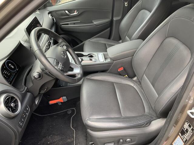 Hyundai Kona EV Premium 64 kWh NAVIGATIE | TREKHAAK | ACHTERUITRIJCAMERA | LEDEREN BEKLEDING