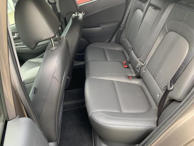 Hyundai Kona EV Premium 64 kWh NAVIGATIE | TREKHAAK | ACHTERUITRIJCAMERA | LEDEREN BEKLEDING